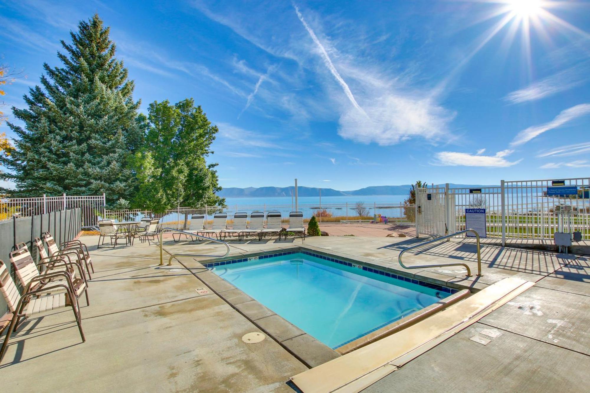 Spacious Garden City Townhome With Lake Views! Exterior foto