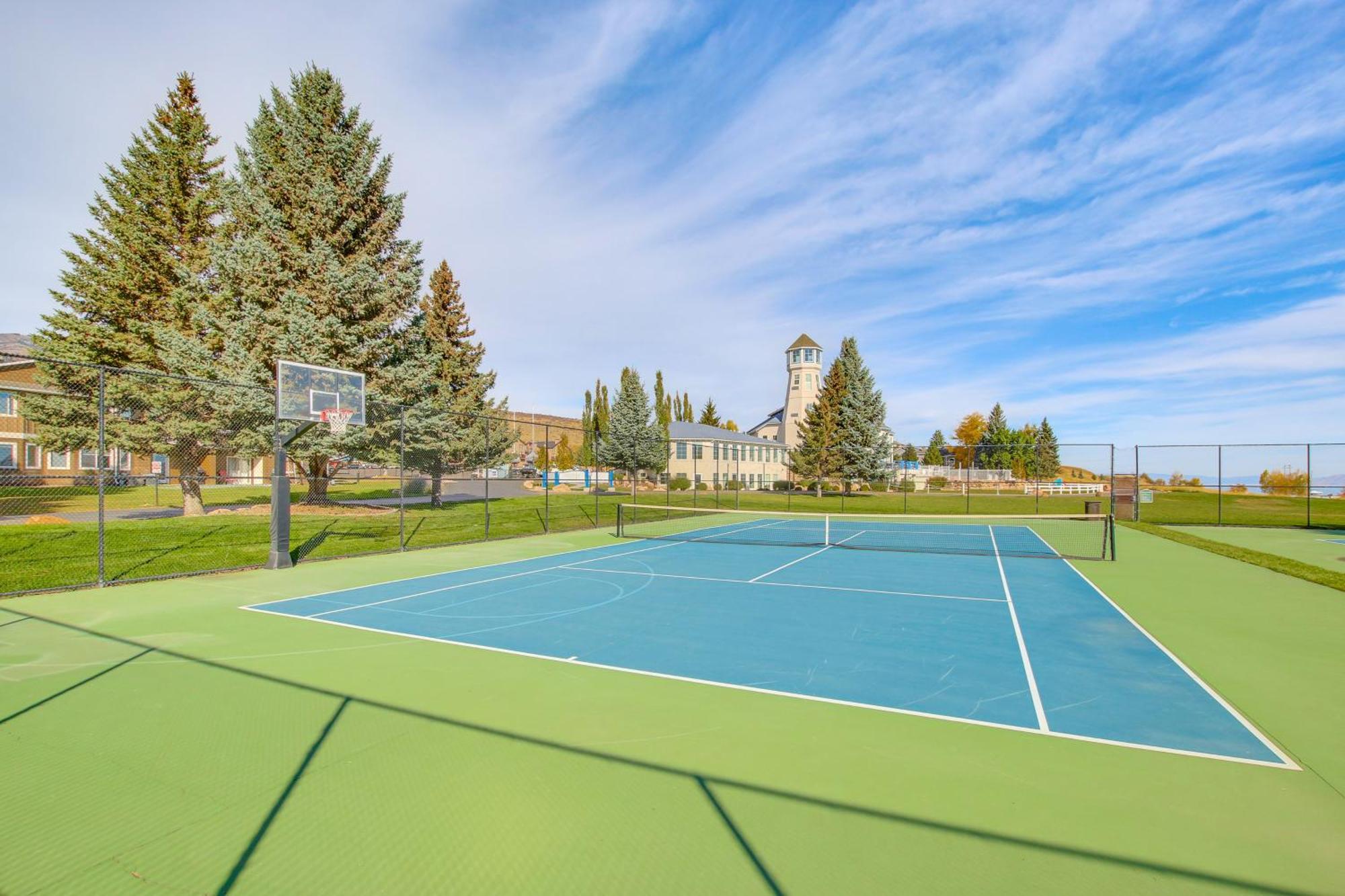 Spacious Garden City Townhome With Lake Views! Exterior foto